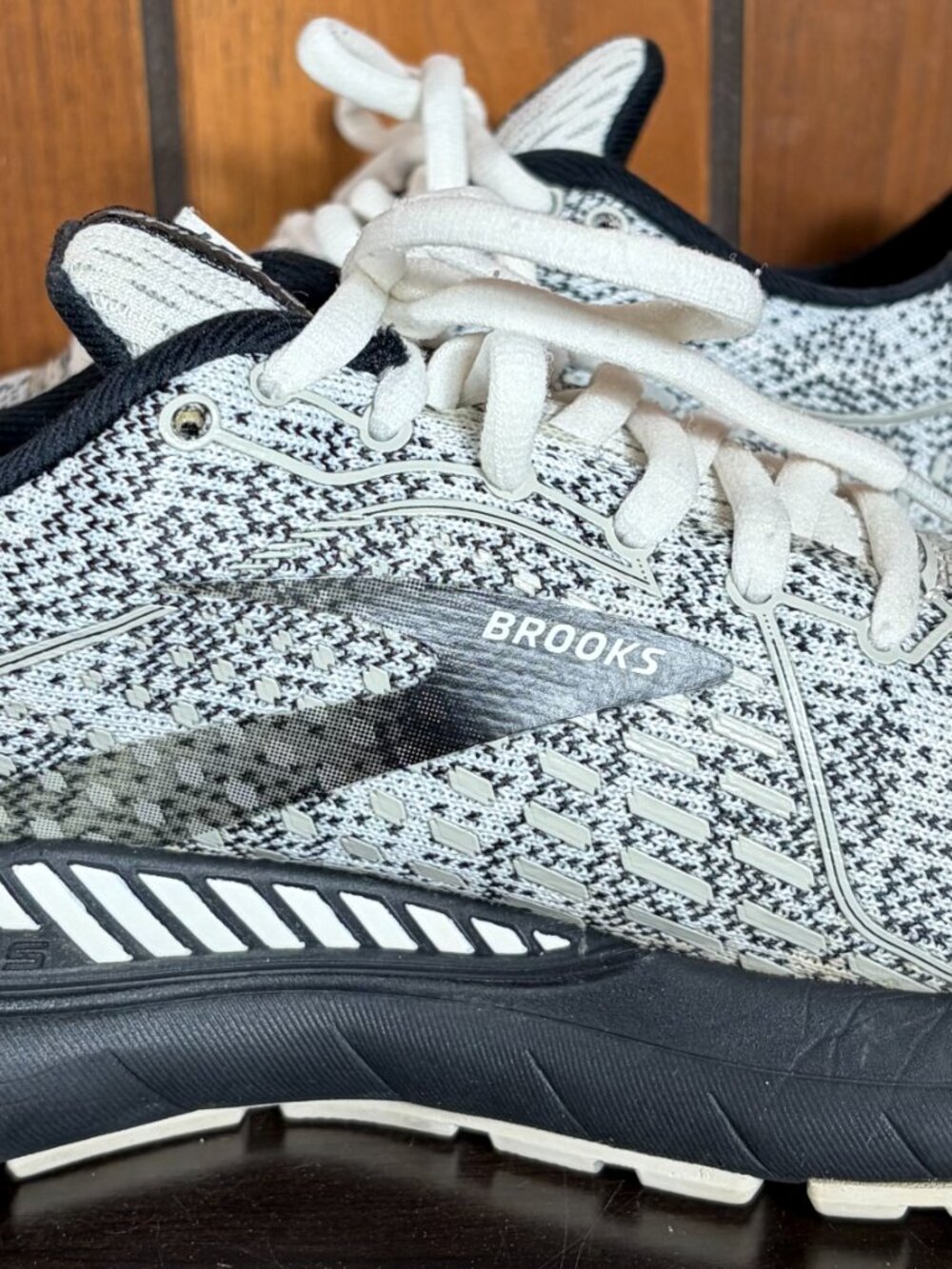 Brooks Adrenaline GTS 21 Black/Gray/White Womens Size 7 - 120329-1B-135 - GUC - Picture 4 of 9